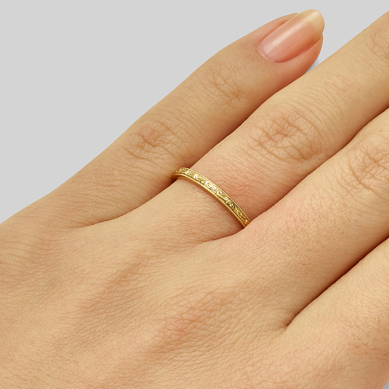 Slim engraved yellow gold wedding ring